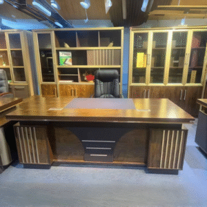 Bureau de Direction à Panneaux Sculptés