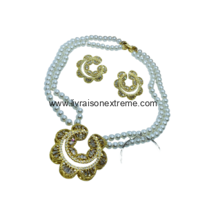 Ensemble collier et boucles d'oreilles en perles royale