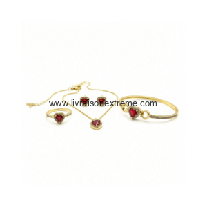 Parure de bijoux avec des pierres en cœur