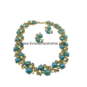Ensemble collier et boucles d'oreilles orné de perles