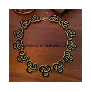 Ensemble collier et boucles d'oreilles sophistiqué
