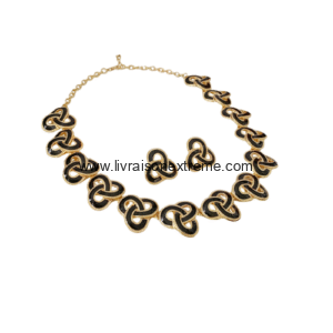 Ensemble collier et boucles d'oreilles sophistiqué