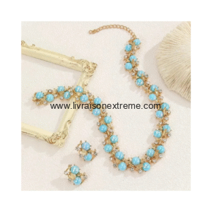 Ensemble collier et boucles d'oreilles orné de perles