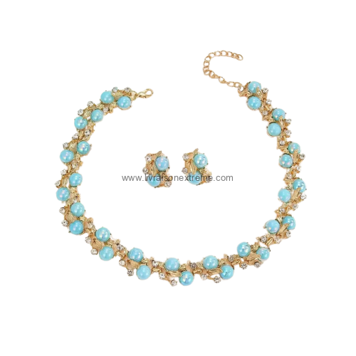 Ensemble collier et boucles d'oreilles orné de perles