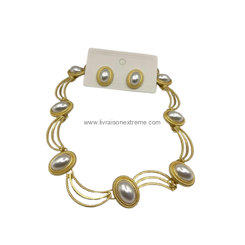 Ensemble collier et boucles d'oreilles orné de perles
