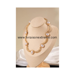 Ensemble collier et boucles d'oreilles orné de perles