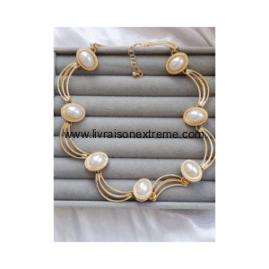 Ensemble collier et boucles d'oreilles orné de perles