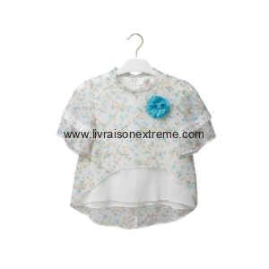 Haut fleuri fille avec fleur décorative