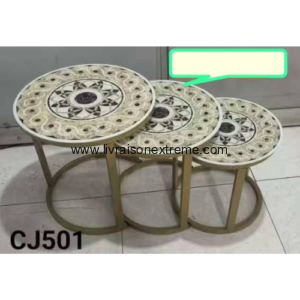 Table Salon imbriquées Lvx‑501 – “Plateau rond avec motifs géométriques et floraux raffinés en tons beige”